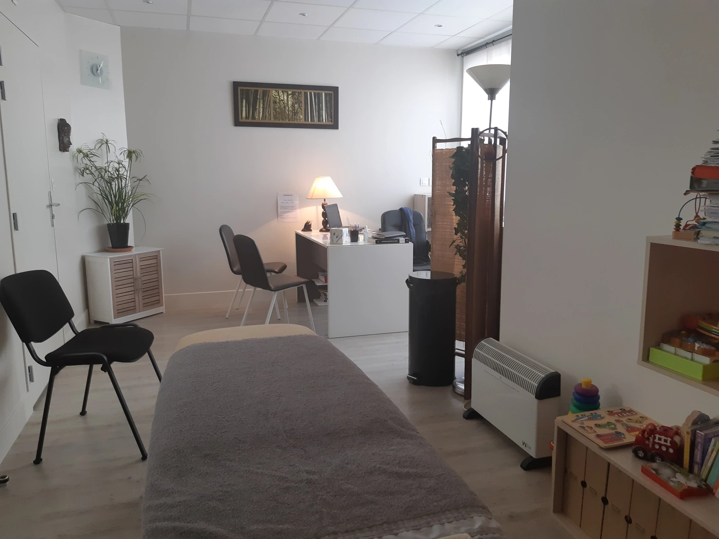 Intérieur du cabinet d’ostéopathie d’Elisa Larragnague à Rochefort, avec la table de consultation et l’espace d’accueil